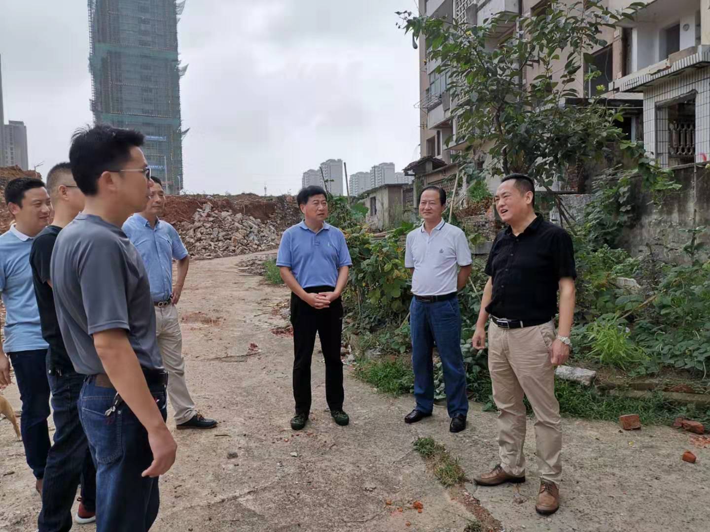 為加快方家沖、造紙廠和桂花園新安置區(qū)建設(shè)，2019年9月5日下，市城建集團(tuán)總經(jīng)理衛(wèi)民陪同市政府副秘書(shū)長(zhǎng)劉陳寅深入項(xiàng)目建設(shè)現(xiàn)場(chǎng)，調(diào)度推進(jìn)安置區(qū)征遷工作.jpg