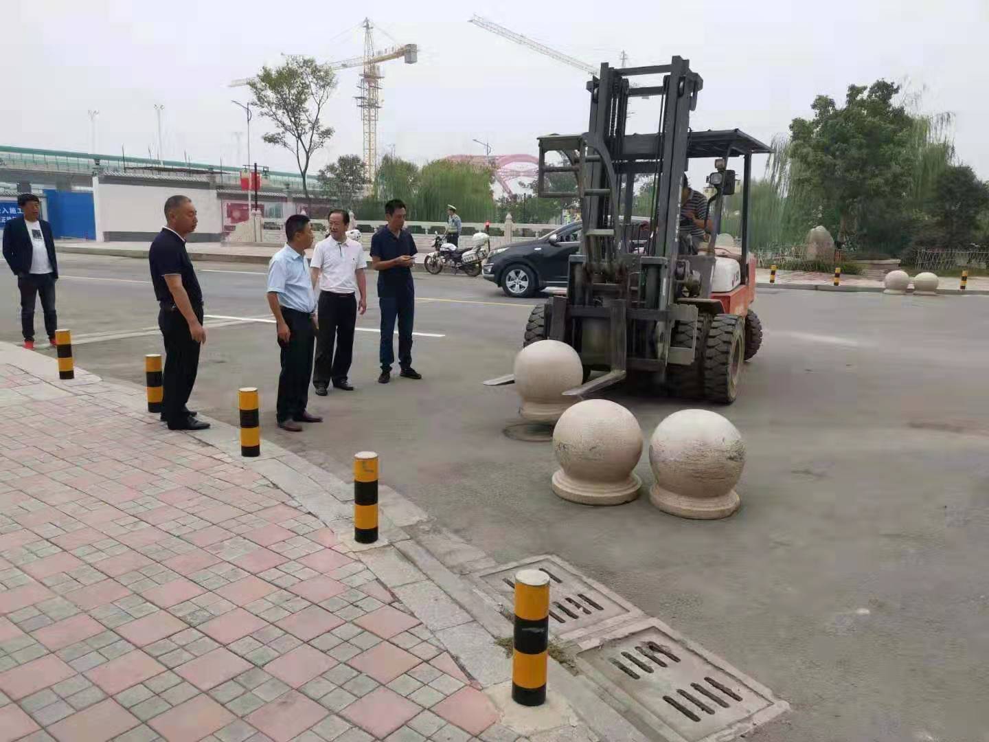 為向新中國成立七十周年獻(xiàn)禮，市城建集團(tuán)攻堅克難，實現(xiàn)了北門棚改區(qū)域民生路10月1日零時順利通車。國慶假期，市城建集團(tuán)堅持做好一線工作，在與交警部門共同做好民生路通車保障工作外，抓細(xì)節(jié)，抓落實，確保其他各項工作有序推進(jìn)。.jpg